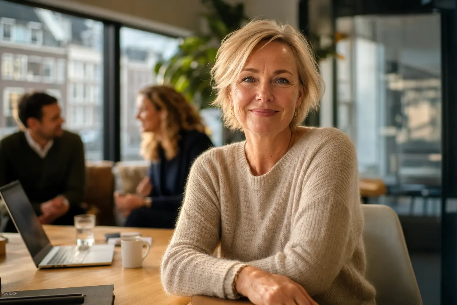 Een HR-directeur in een rustig gesprek aan een vergadertafel